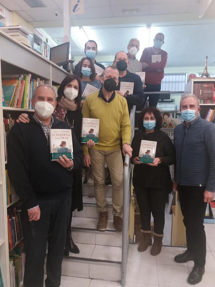 El escritor Carlos Aurenzaz visita la librería París